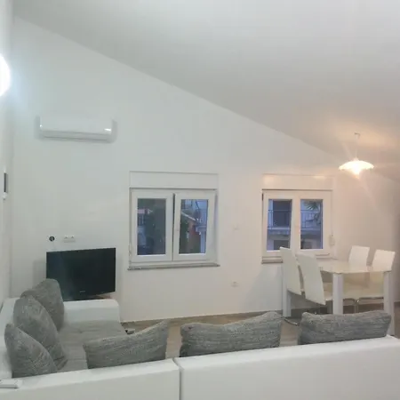 Family Friendly With A Swimming Pool - 15306 *