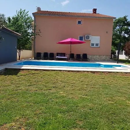 Family Friendly With A Swimming Pool - 15306 Pola
