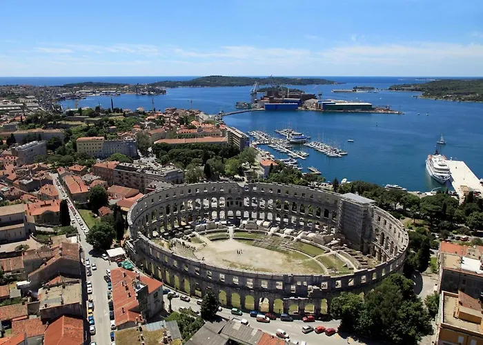 Family Friendly With A Swimming Pool - 15306 Pula