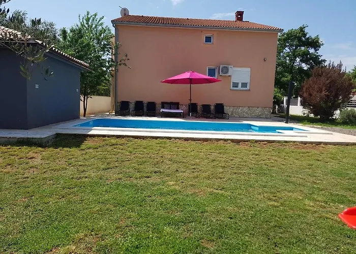 Family Friendly With A Swimming Pool - 15306 Пула